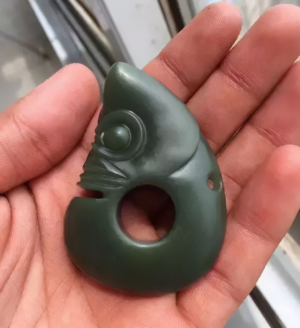 稀奇！亲戚从迪拜带回来的“翡翠”，放了几天，居然冒油了