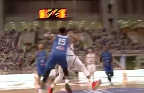 轰18分+疯狂暴扣！字母哥打崩意大利，3战大胜74分，梦之队要慌了