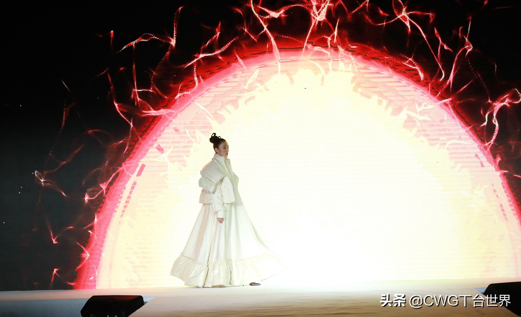 亦帛时尚羽绒服是品牌吗,亦帛时尚2021冬羽绒服发布会