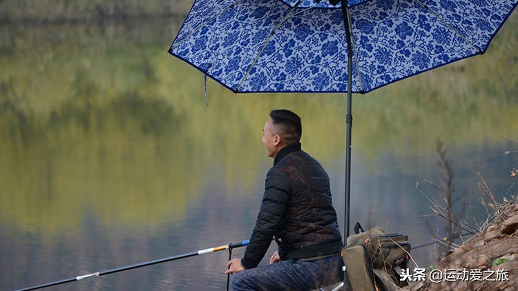 野钓鲫鱼双钩在水下的最佳状态,钓鲫鱼双钩在水底什么状态最好