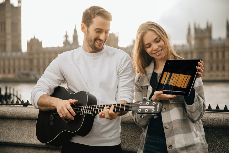 我用这把吉他，圆了青*梦春**