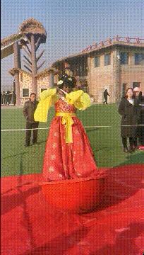 “如果这群女混混*攻围**我,我会舌战群儒!”你会怎样脱困?