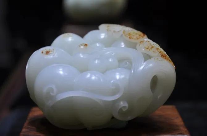 玩玉入门须知,羊脂玉鉴别用摩擦吸纸的方法