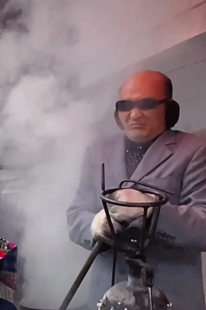 爆米花网红大叔抖音,爆米花大叔变装视频最火