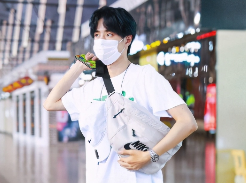 王一博同款腰包nike多少钱,nike王一博同款腰包