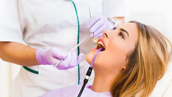 嘴肿发烧是怎么回事,脸肿还发烧是什么原因引起的