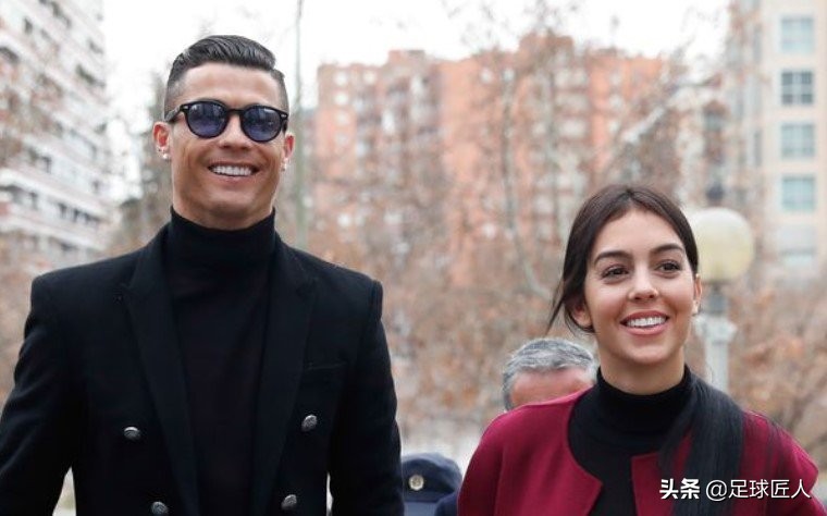 C罗女友乔治娜晒健身照，劈叉展示柔韧性，这身材真完美