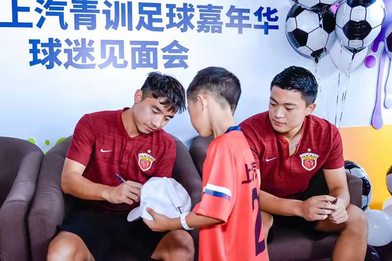 上港入场秀,上港主场浦东足球场首发报幕