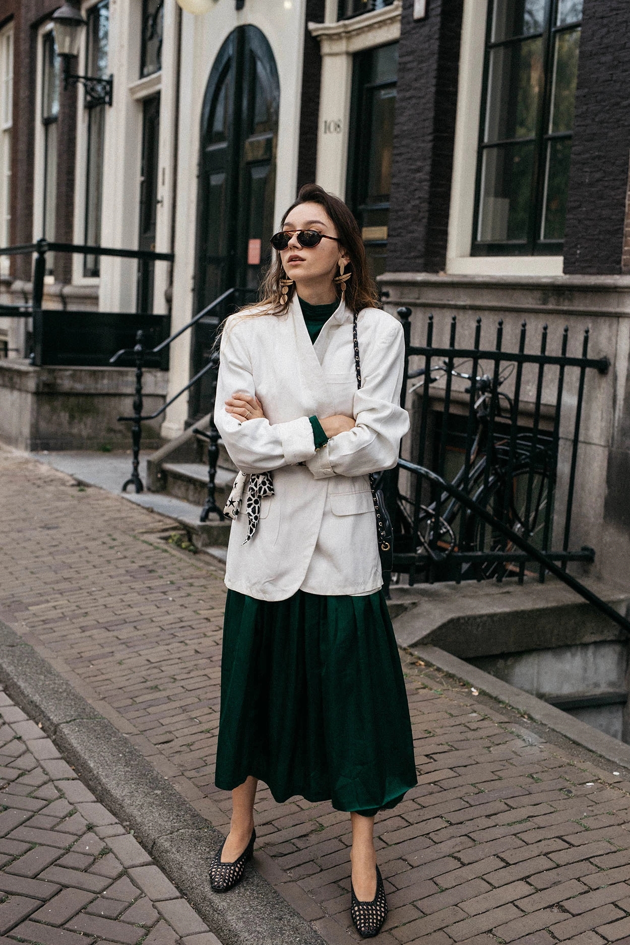 最近火了一种穿法叫:“连衣裙+外套”,时髦显高,照着穿就对了