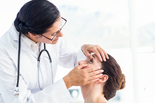 眼睛总是无故流眼泪是什么原因,眼睛总是流眼泪是怎么回事还疼