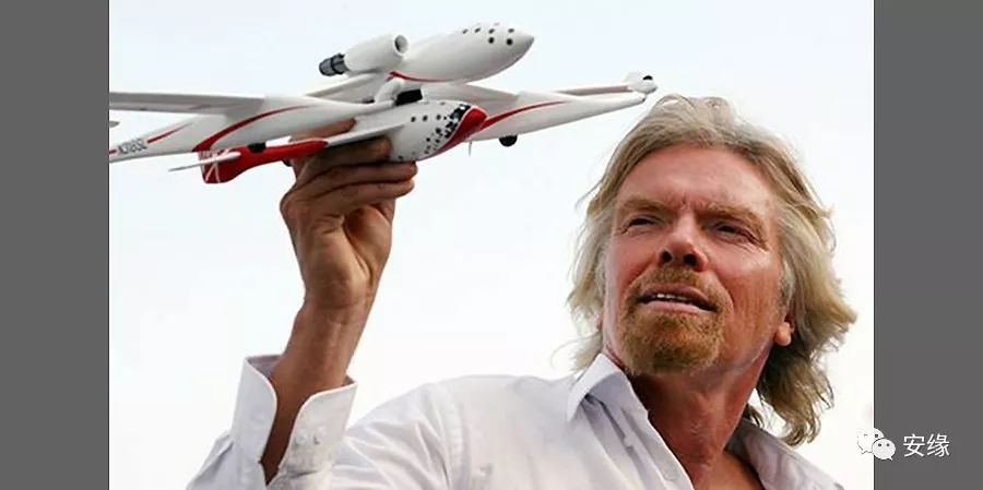 他，百亿富豪，常近乎全裸出现在公共视线里，却被英女王封为爵士