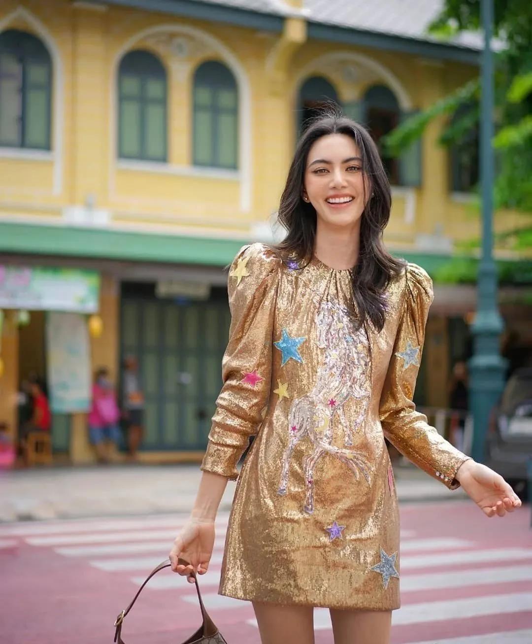 杨幂穿蕾丝大秀时尚身材,杨幂穿蓝色套裙现身狂秀竹竿腿