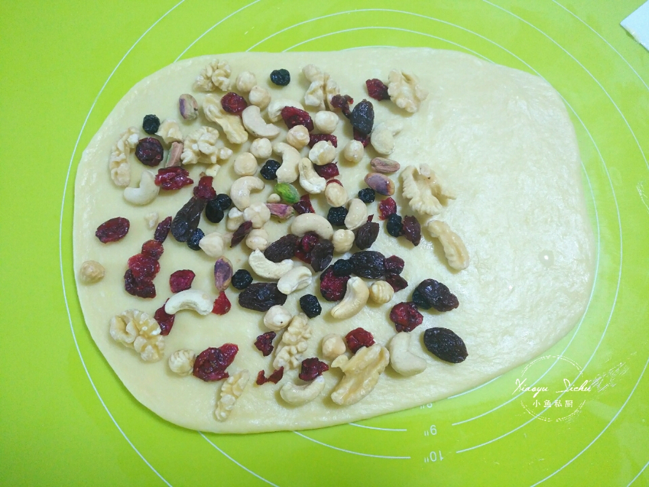 面包这个做法真简单，不用揉出手套膜，满满都是料，咬一口满嘴香