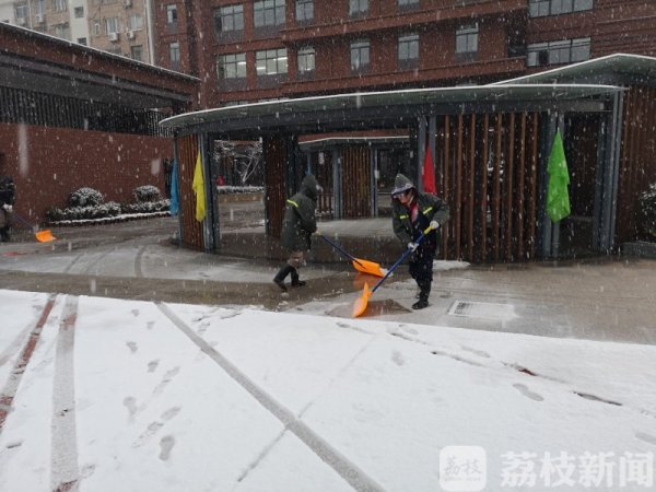 雪天学着企鹅走准没错,学企鹅走路雪天不容易摔倒