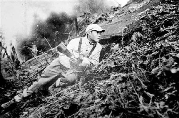 英雄连3步兵集体丢手雷,英雄八连