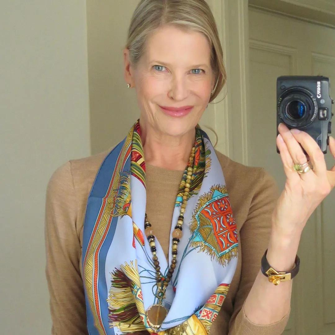 简单到一学就会的丝巾搭配,时尚博主丝巾搭配