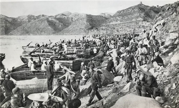 邓华缴获五箱“白金龙烟”，只给主席一支，主席笑他：财不露白啊