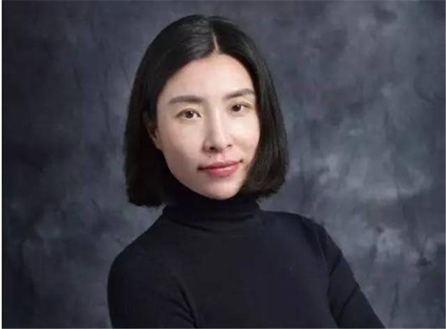 22岁守寡的申通创始人陈小英,快递女王陈小英雨伞