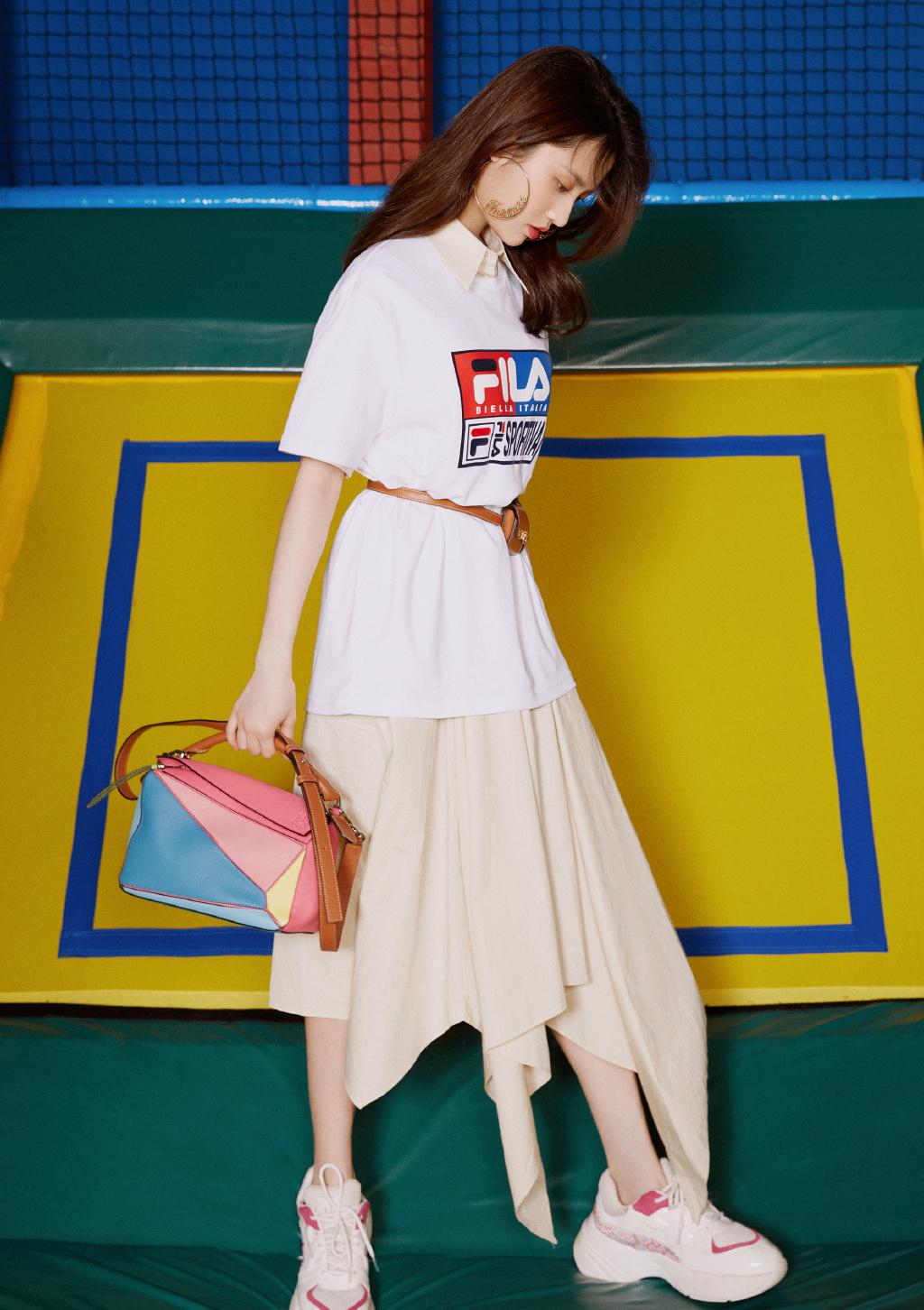 张慧雯穿白色长裙出席发布会,张慧雯穿吊带裙出席活动