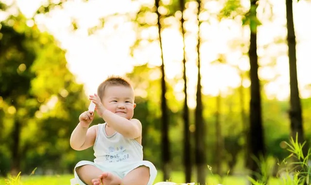 4岁男童突然耳朵疼,4岁孩子说耳朵疼然后夜晚发烧