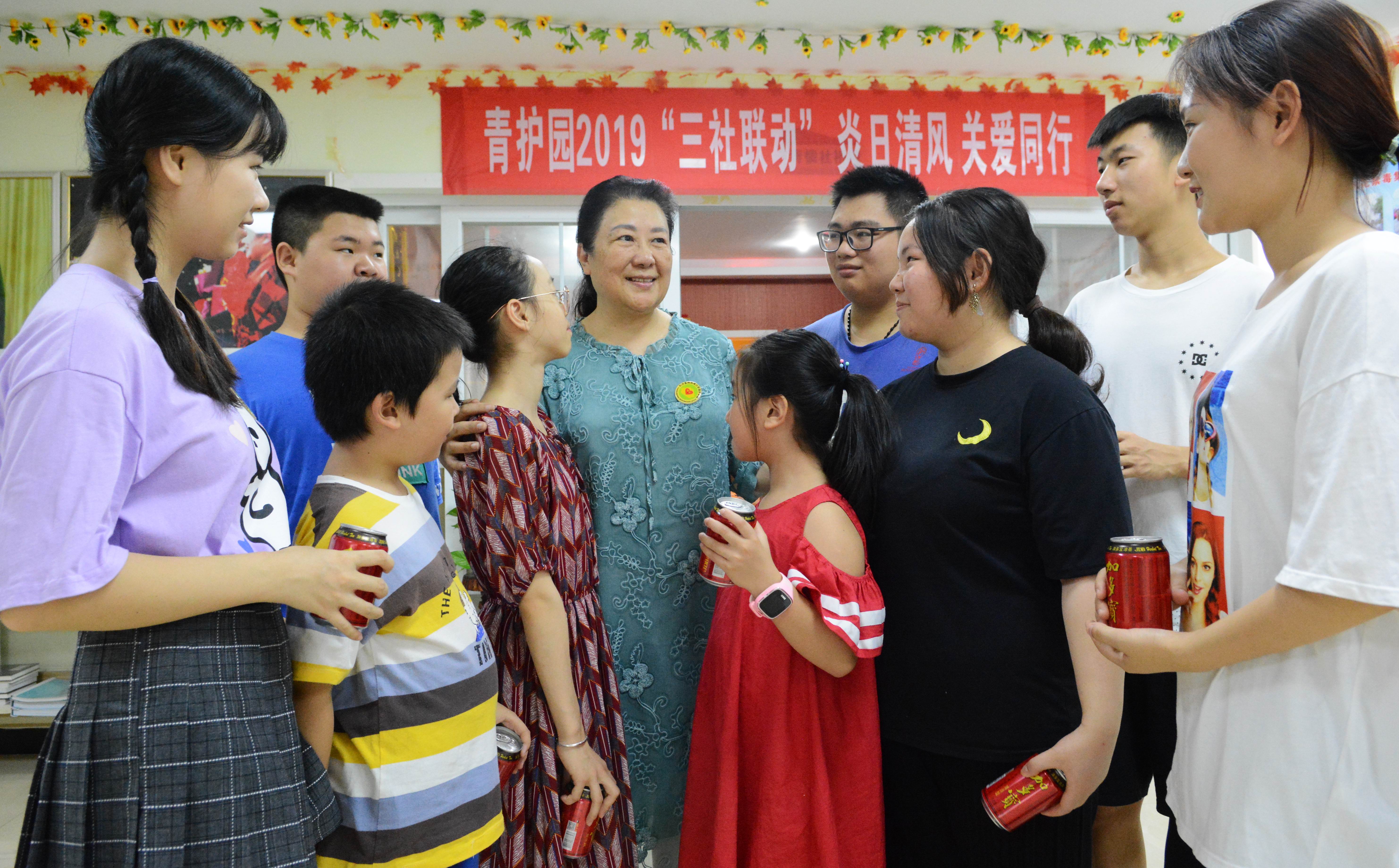 “孟妈妈青护园”志愿者向劳动者送凉爽