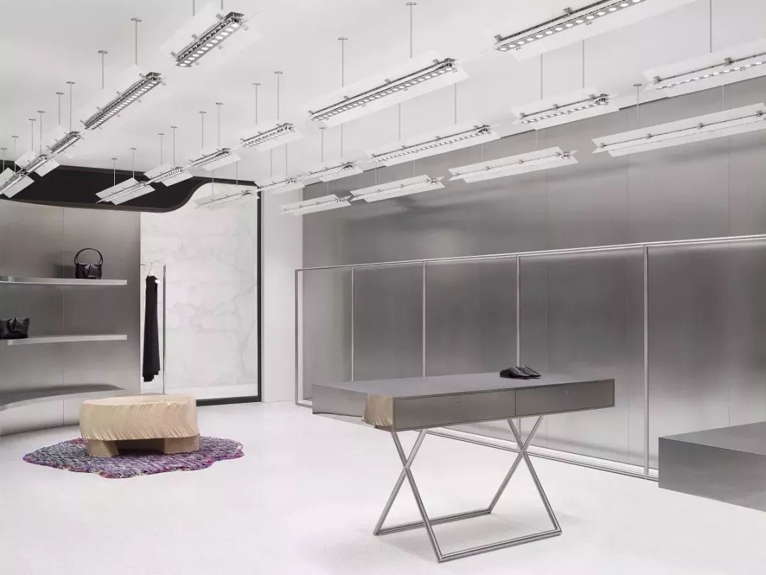 全球仅50多家店、年销售2亿欧元的Acne，门头竟然无LOGO？