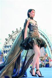 时尚秀场大美绽放“时尚青岛·啤酒文化时装秀”在金沙滩啤酒城上演视觉盛宴