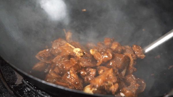 老西关炭炉羊肉煲，不给蘸酱！藏在村子里，门口停满豪车