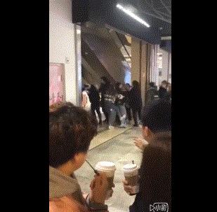 为什么优衣库的衣服被疯抢,哄抢优衣库