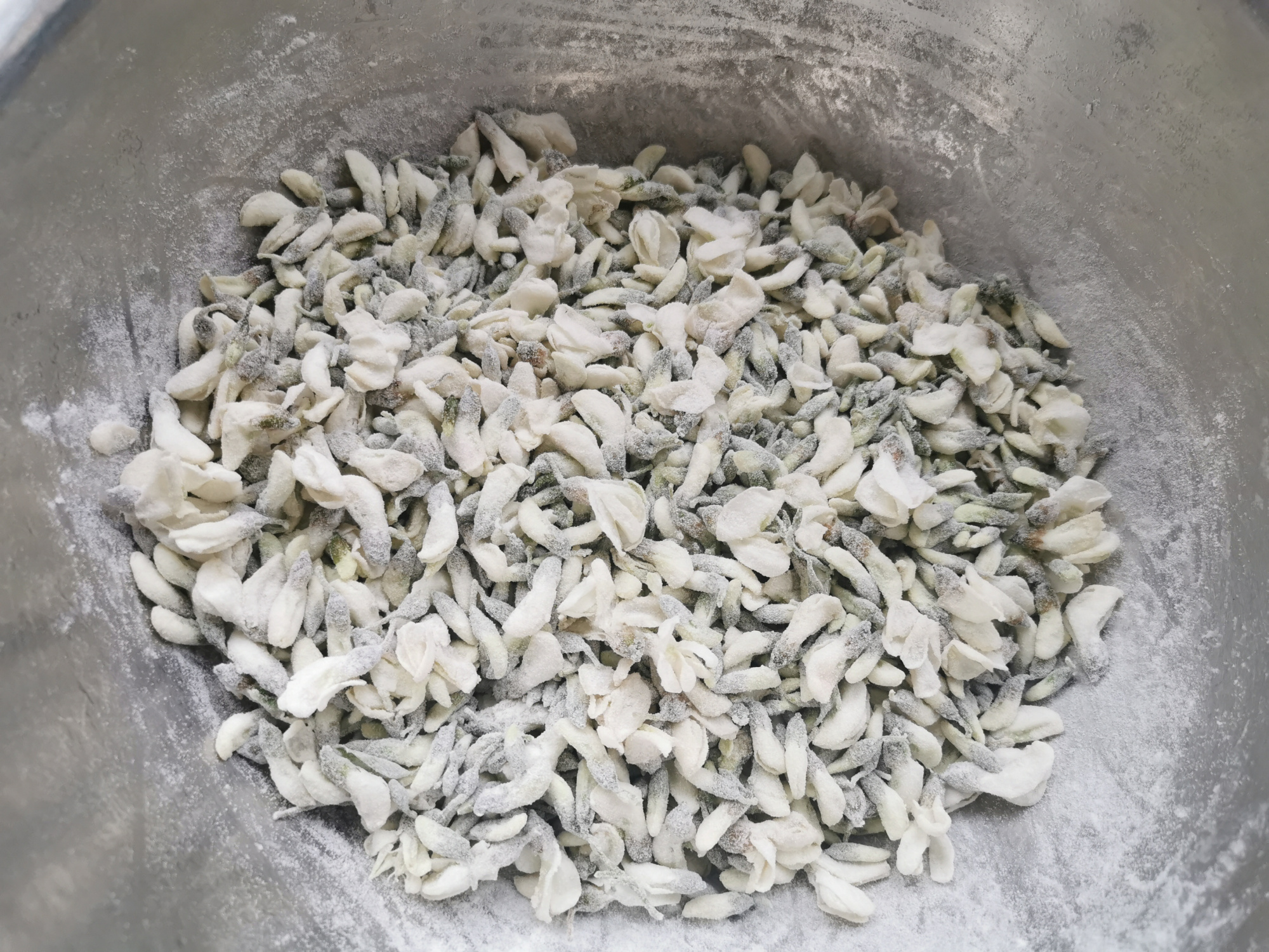 不焯水的槐花有毒吗,洋槐花不加面粉直接上锅蒸