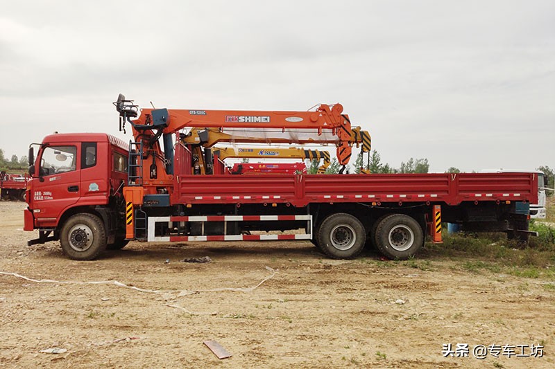东风牌12吨石煤随车吊报价,东风御龙随车吊内饰
