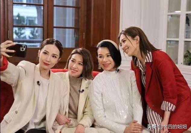 胡杏儿三胎后照片,胡杏儿三胎生子公开一家人合影