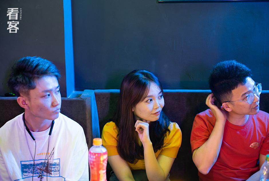 麦克风后面的人：太痛苦的时候，我们不写脱口秀