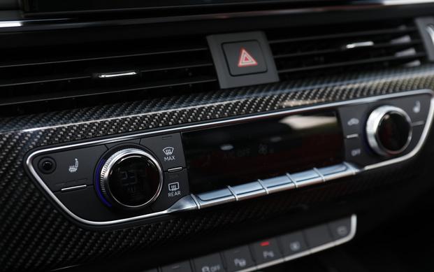 豪华动感奥迪a4l,奔驰c260和奥迪a4l试驾对比