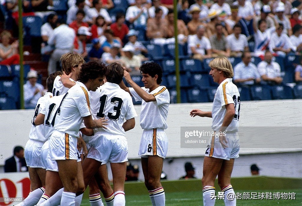 第一个穿白球鞋的足球运动员,第一个穿耐克篮球鞋的nba运动员