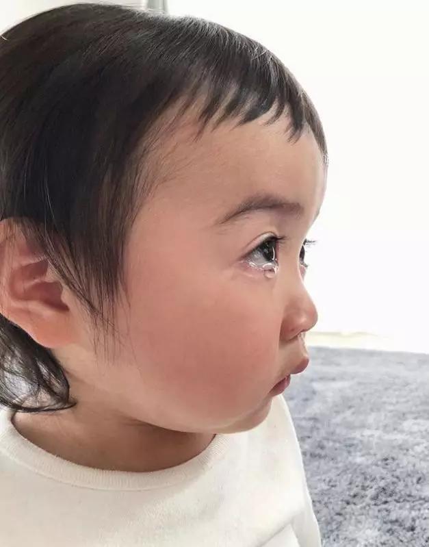 晒女儿搞怪丑萌照,亲妈狂晒女儿丑照