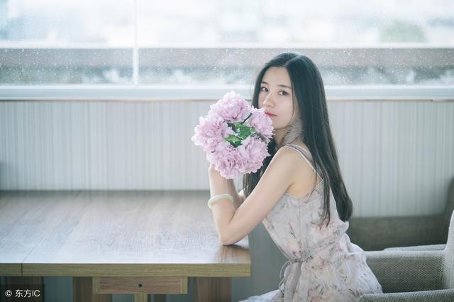 小说：小伙买到假手串，拆出里面东西后行家却说：太贵，无法估价