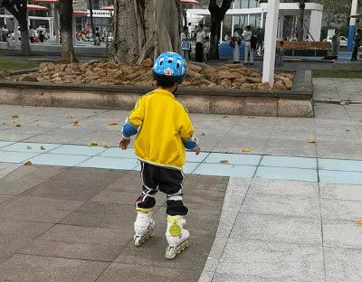 儿童轮滑鞋教学滑行,儿童滑轮滑鞋去哪儿滑
