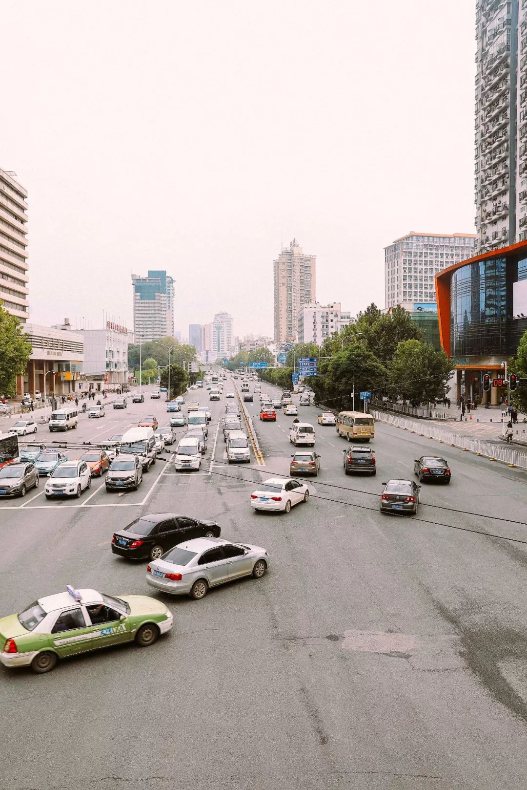 穿梭60年,武汉公交无轨电车1路