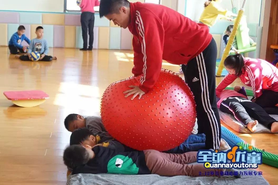 让孩子跑跳的亲子游戏,玩蹦蹦跳的游戏锻炼孩子