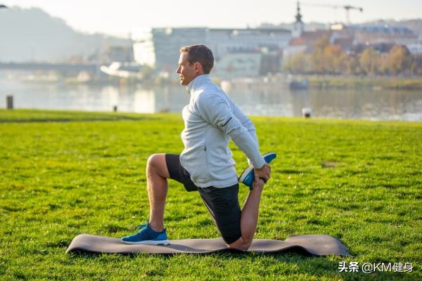 股四头肌：“我也不想这么凸出，谁让臀大肌和腘绳肌不争气呢！”