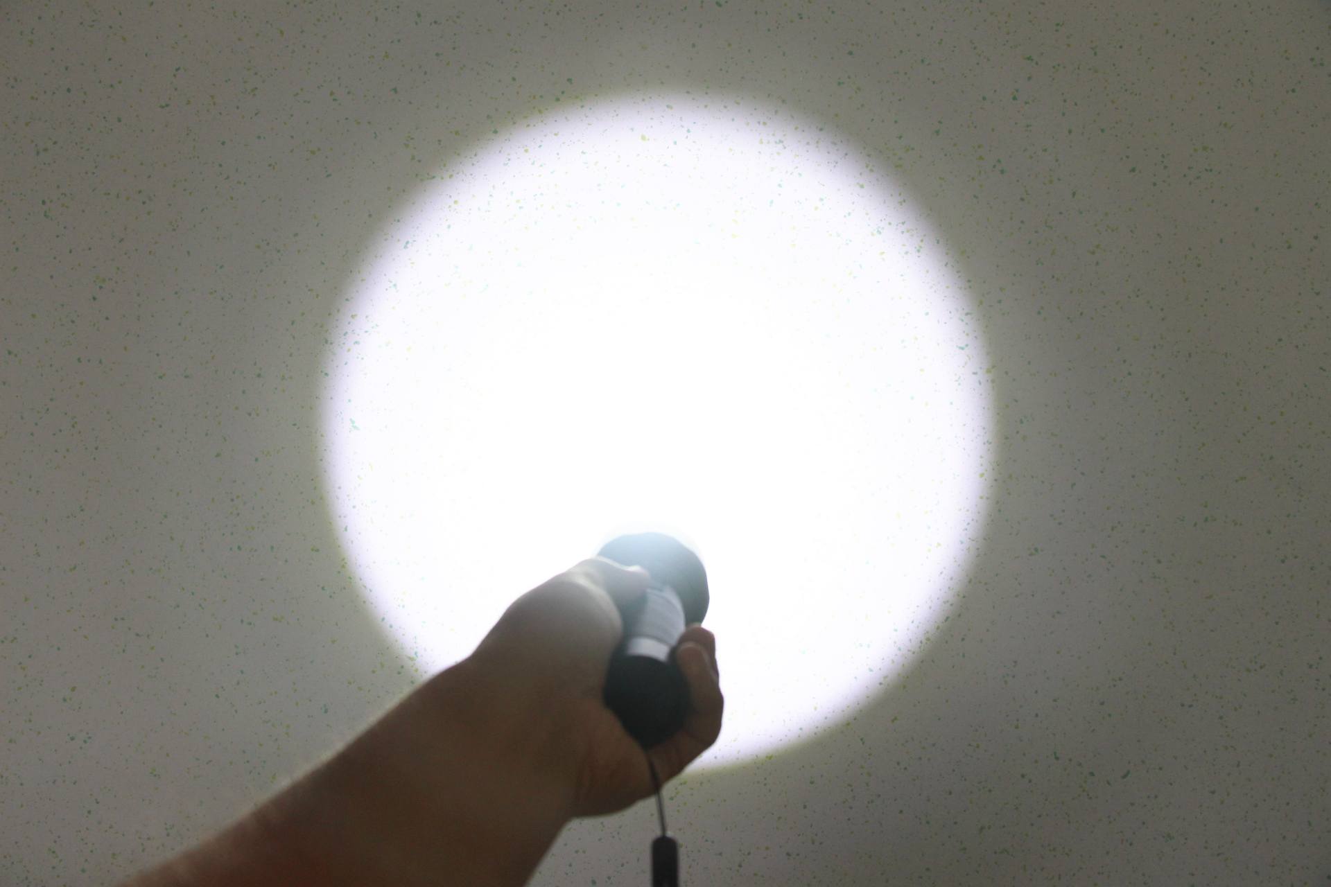 2000流明高亮手电在手,户外横扫黑暗:纳拓户外强光手电筒体验