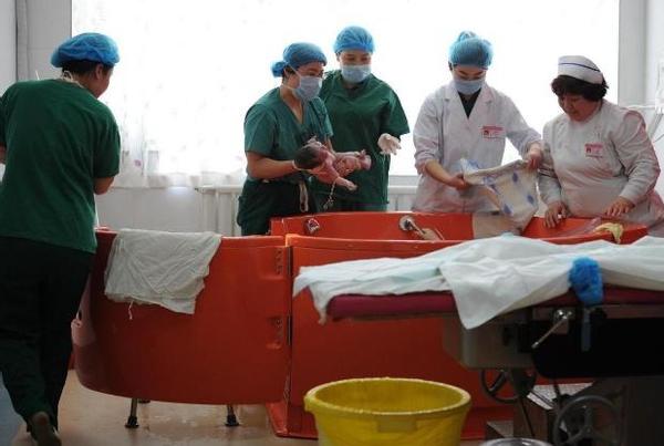 ella水中分娩国外纪实,ella水中分娩男摄影师