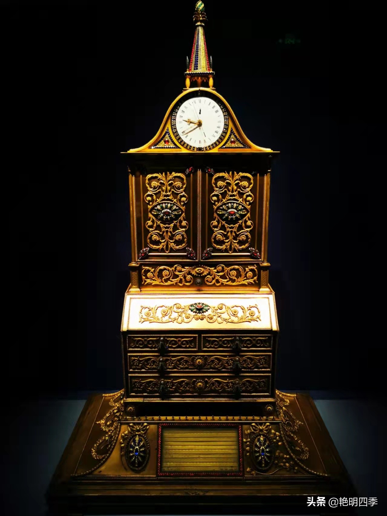 参观故宫的钟表图,展示一下故宫的各种钟表