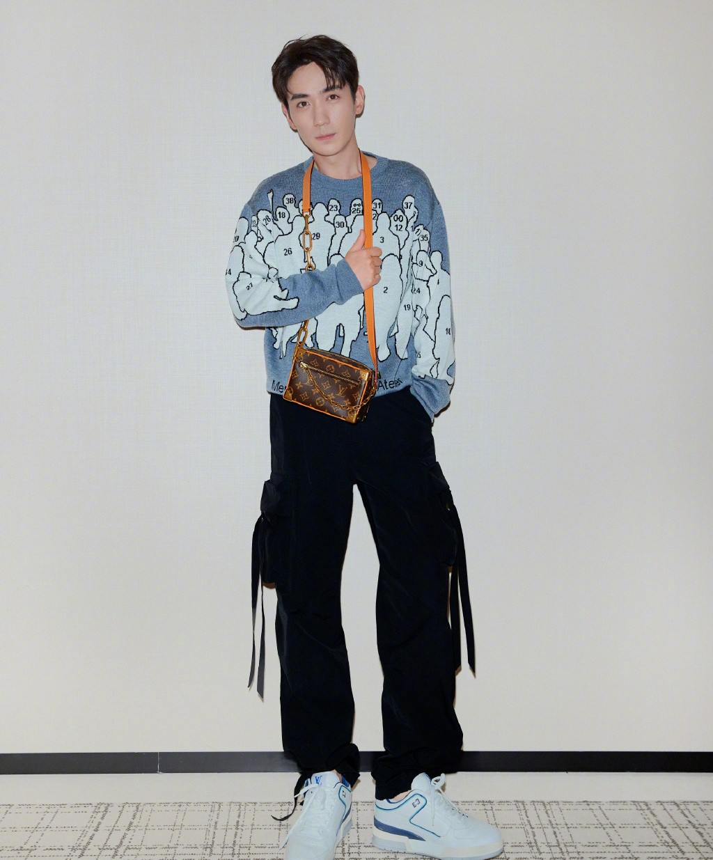 朱一龙黑色西装写真,朱一龙蓝色西服写真