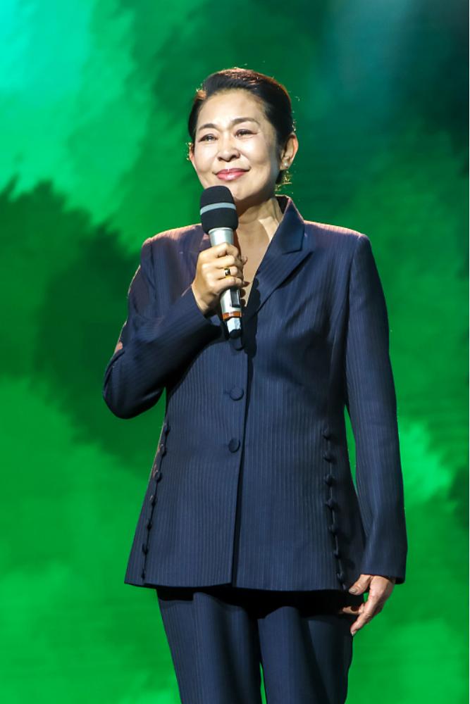 60岁倪萍现身活动穿套装姿态端庄,60岁倪萍穿休闲大衣优雅时尚