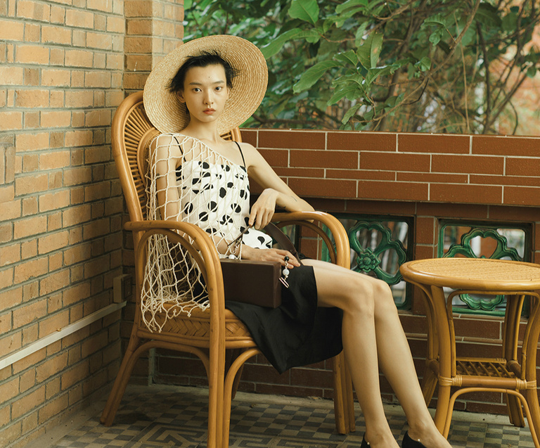 不要再背烂大街的双肩包了,别再背烂大街的轻奢包