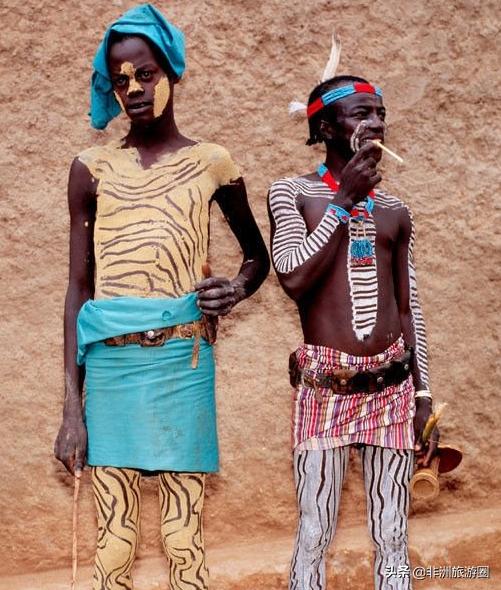 非洲原始部落的“时尚”装扮