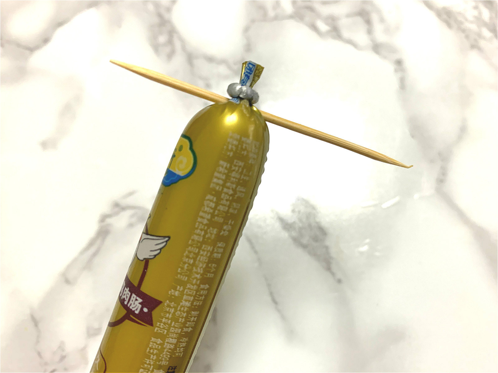 吃了30年的火腿肠，原来金属环下“暗藏玄机”，一转一拉轻松打开