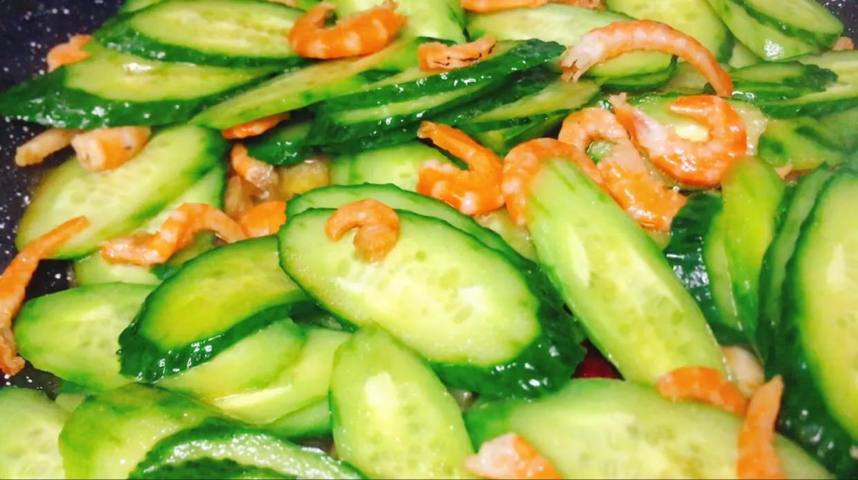 胡萝卜丁黄瓜丁炒虾仁怎么炒好吃,虾仁怎么做营养减肥餐